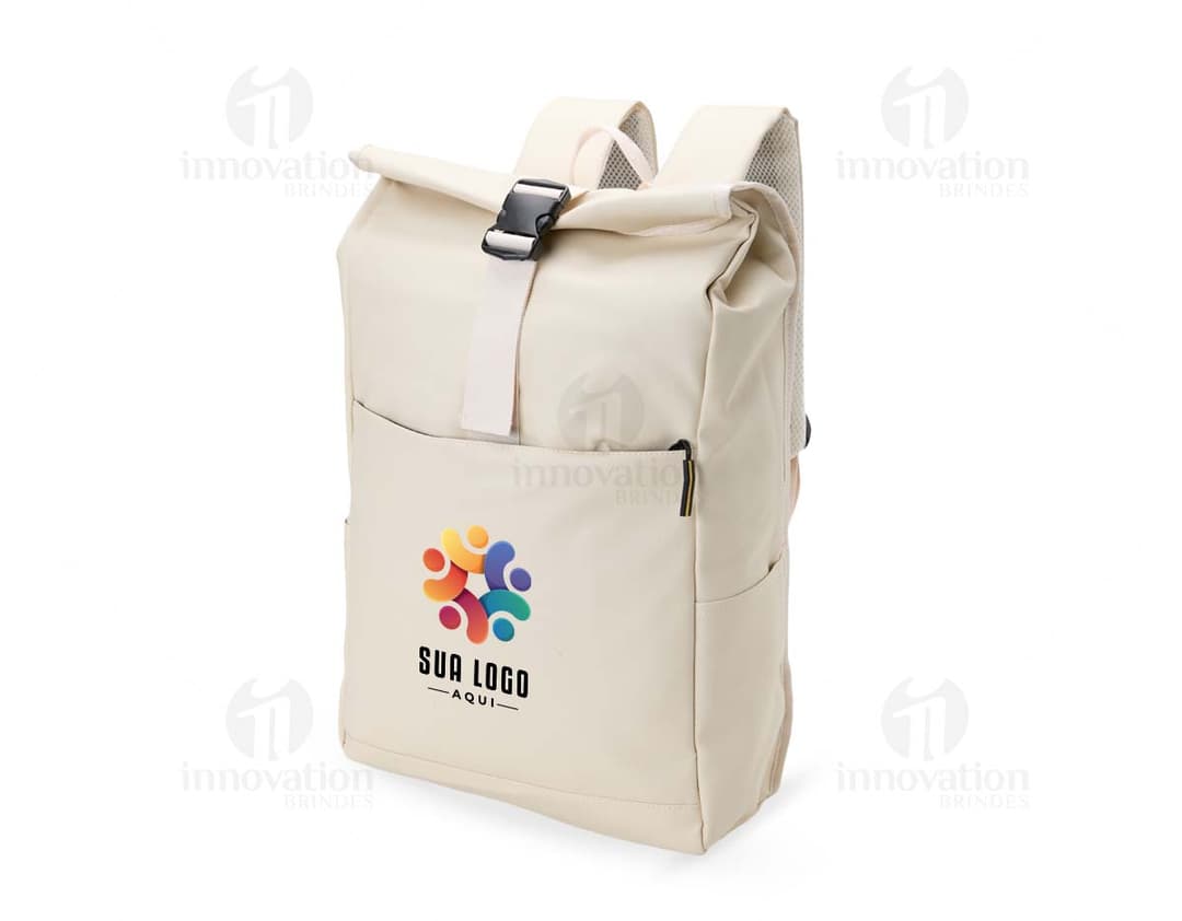 Mochila feita de material sintético no estilo PU. Cor preta, alças ajustáveis e bolso externo com zíper.