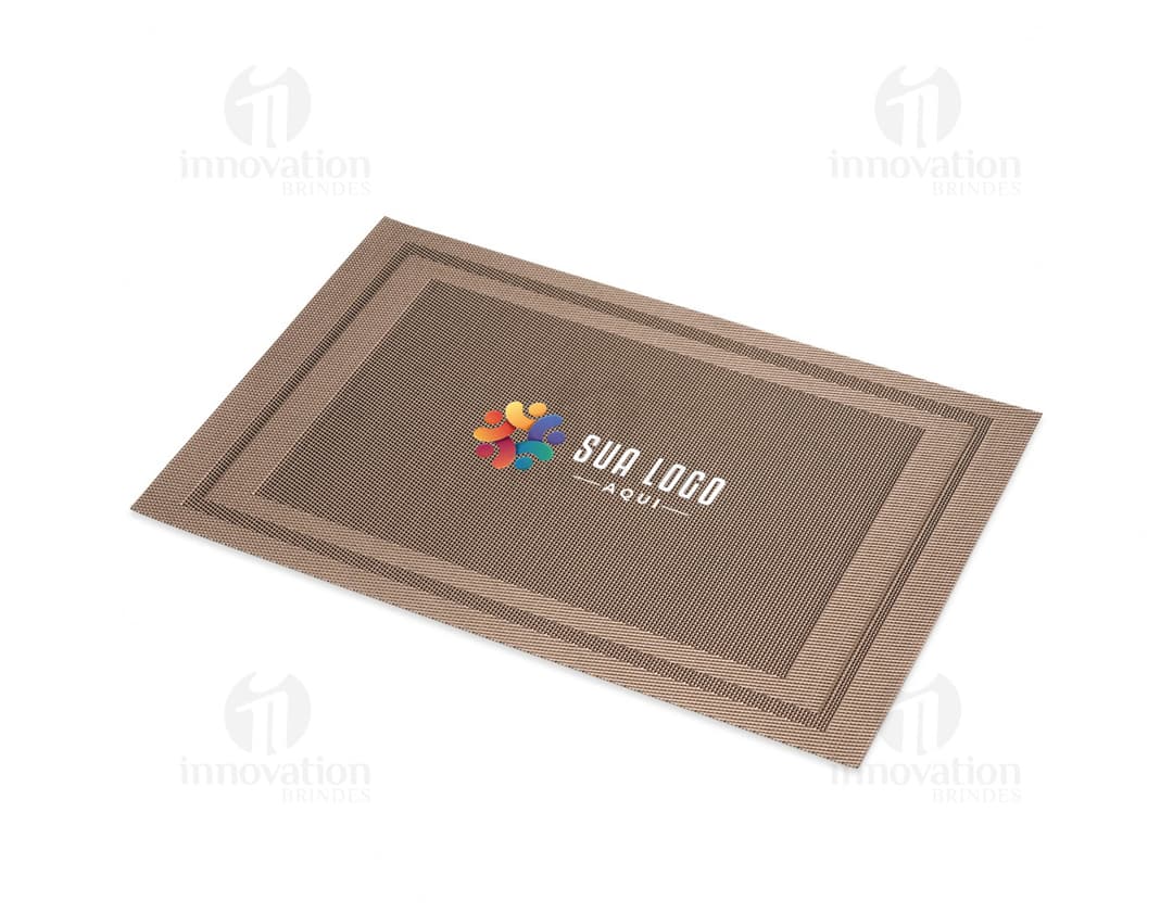 Jogo Americano PVC em tom de azul claro com estampa floral em fundo branco.