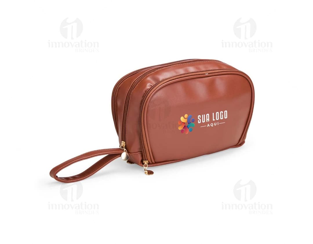 Nécessaire de Couro Sintético preto com fecho dourado e forro interno.