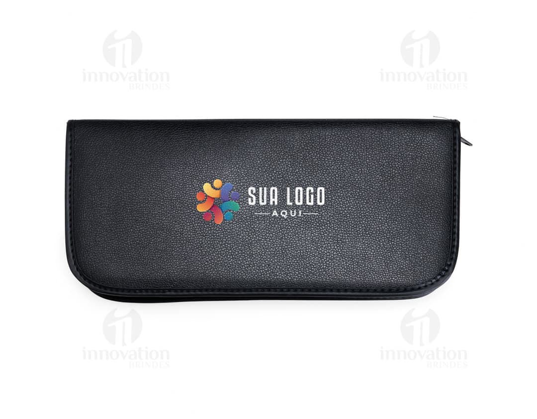 Kit de treino para golfe composto por tacos, bolas, luvas e acessórios.