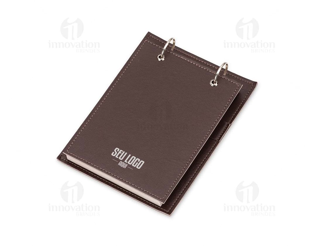 Bloco de Anotacao de Mesa em papel kraft com folhas brancas e caneta preta ao lado.