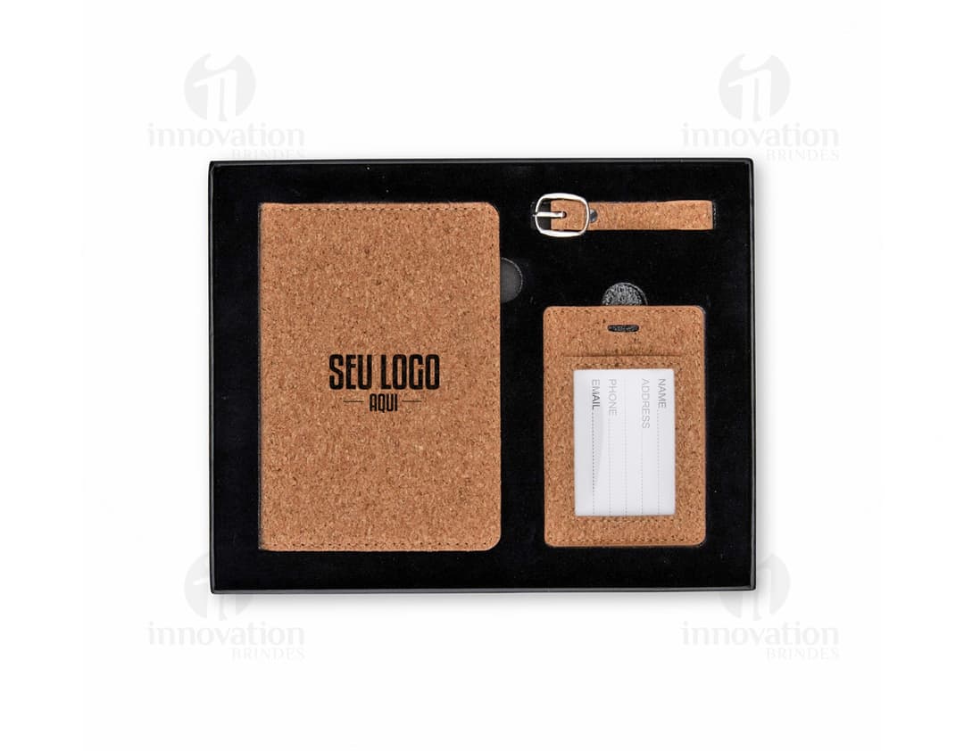 Kit Viagem 3 Peças, contendo uma mala de viagem, uma nécessaire e um porta documentos, em cores vibrantes e textura resistente. Ideal para suas viagens com praticidade e estilo.