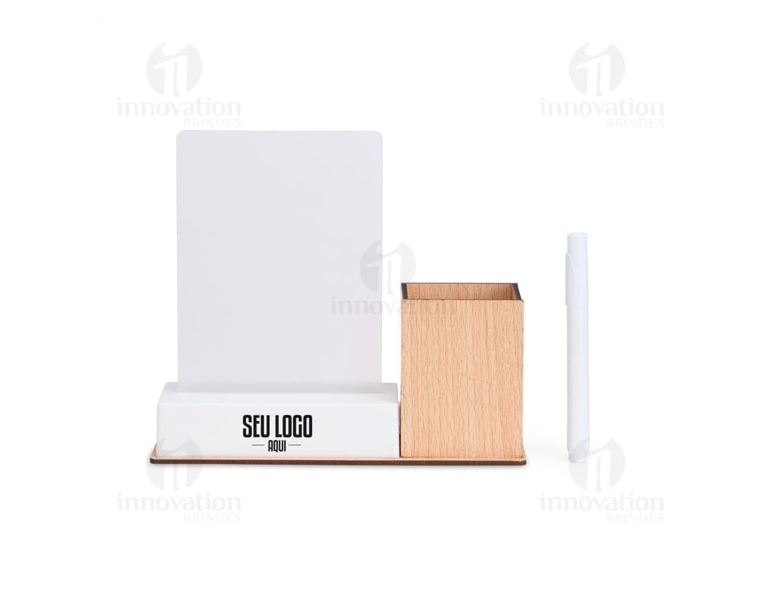 Quadro LED com Porta-Caneta em fundo branco, com luzes acesas e marcadores coloridos ao redor.