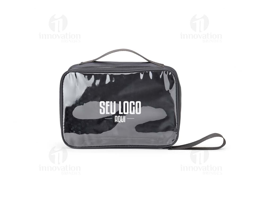 Nécessaire Nylon na cor preta, com fecho de zíper prateado e alça lateral.