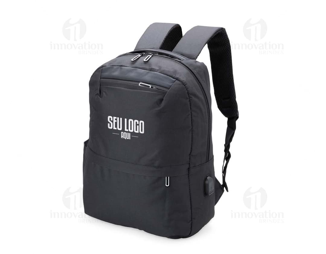 Mochila de Nylon na cor preta com alças ajustáveis e bolso frontal com zíper.