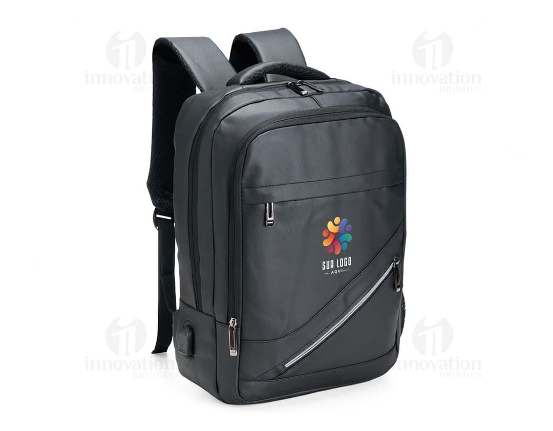 Mochila Couro Sintético 18 Litros em cor marrom escuro, possui alças ajustáveis e fecho com zíper. Ideal para uso diário ou viagens.