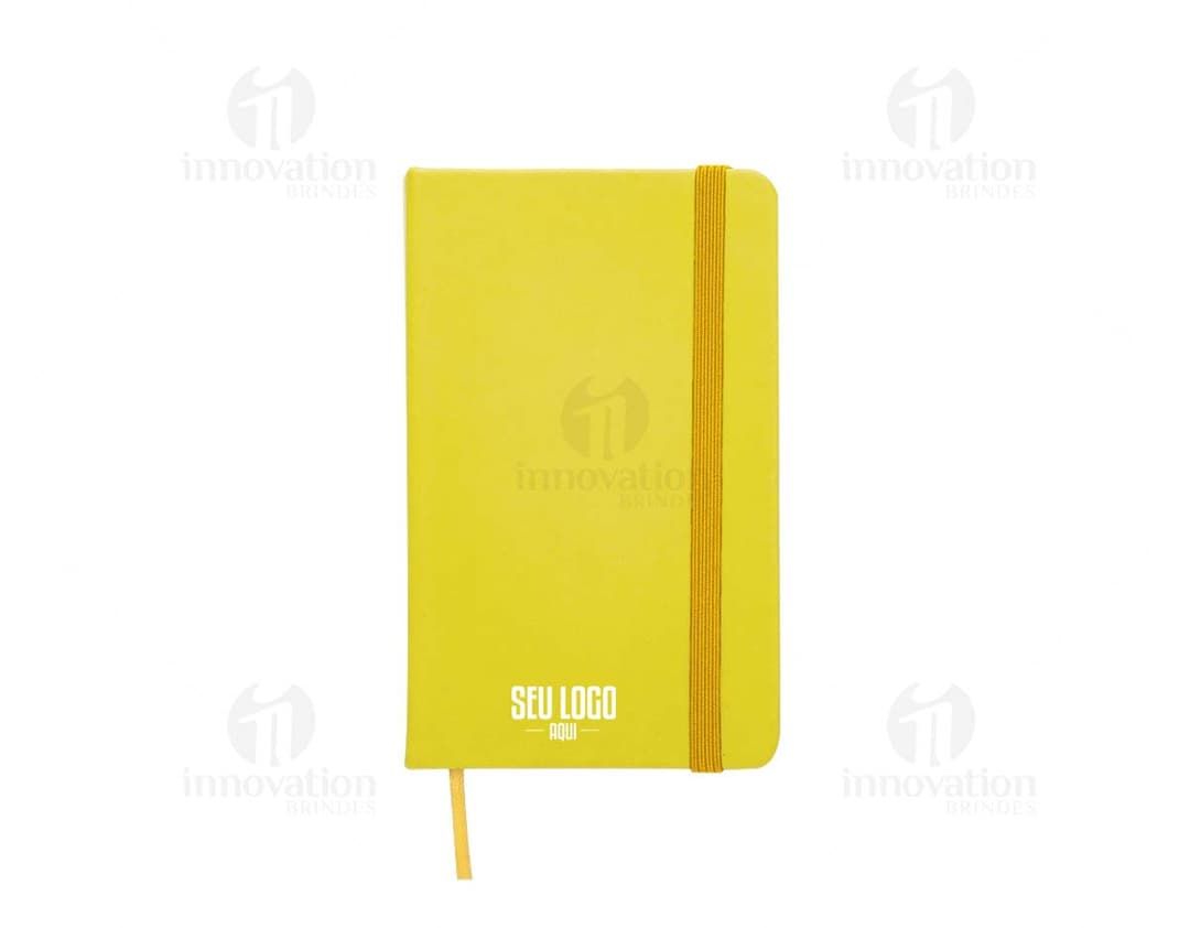 Caderneta emborrachada na cor verde com elástico para fechamento e marcador de página amarelo.