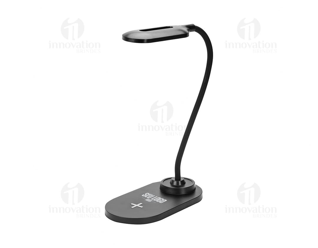 Luminária Led Carregamento via Indução em uma mesa branca, iluminando o ambiente de forma suave e eficiente.