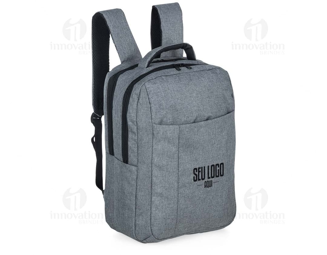 Mochila Nylon preta com vários compartimentos e alças acolchoadas.