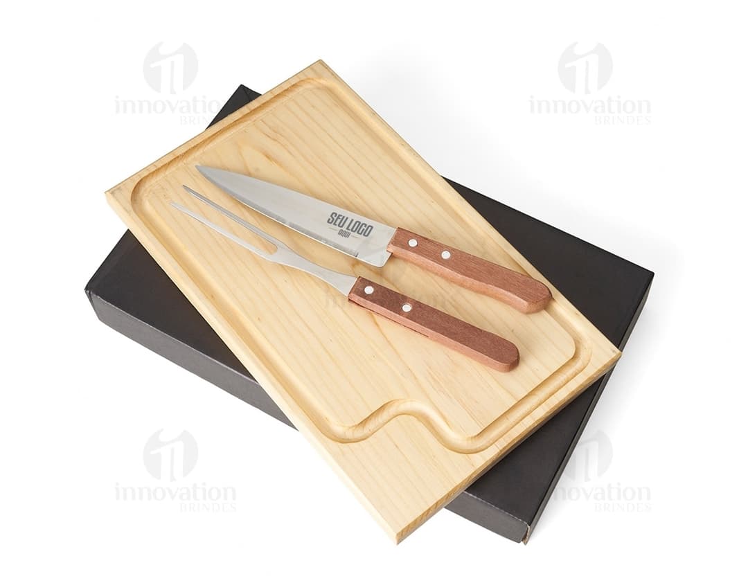 Kit churrasco 3 peças em aço inoxidável, incluindo garfo, espátula e faca de cozinha. Ideal para uso em churrasqueiras, construindo utensílios, com cabo em madeira.