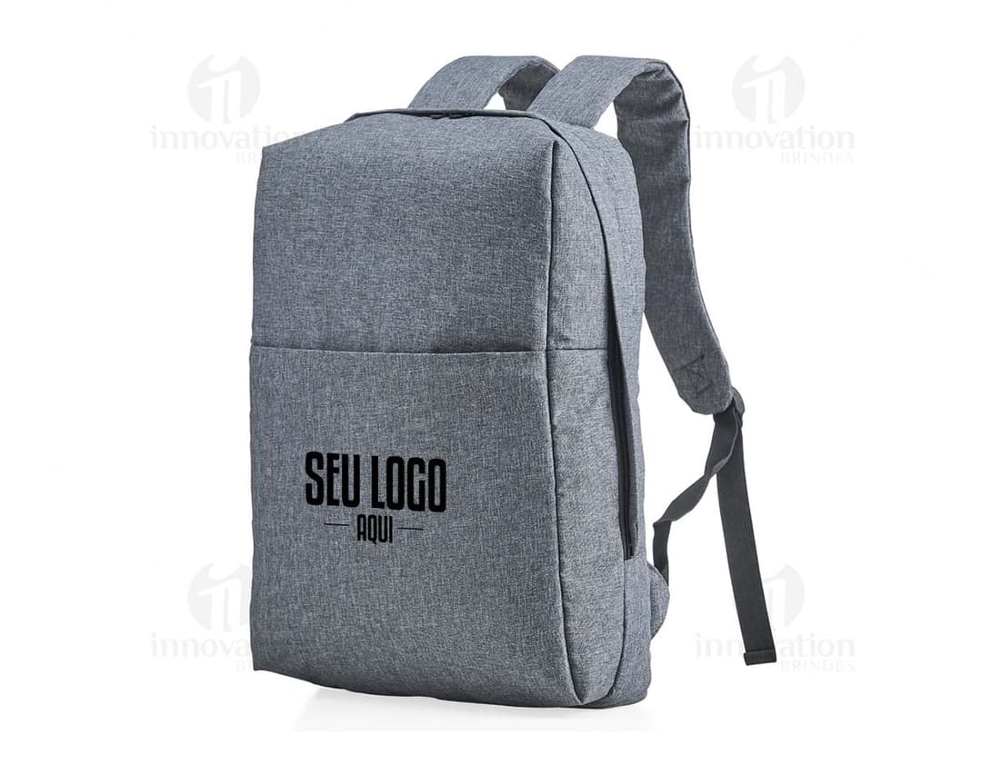 Mochila de poliéster preta com design vintage, possui bloqueador RFID para proteção de seus pertences pessoais. Ideal para viagens de negócios ou compras, seu estilo elegante e moderno combina com qualquer roupa casual ou de escritório. Feita de couro e tecido de alta qualidade, essa mochila possui diversos compartimentos e bolsos para armazenamento de objetos pessoais e acessórios. Alça resistente e fecho com zíper para maior segurança. Perfeita para quem busca praticidade, estilo e segurança em um único produto.