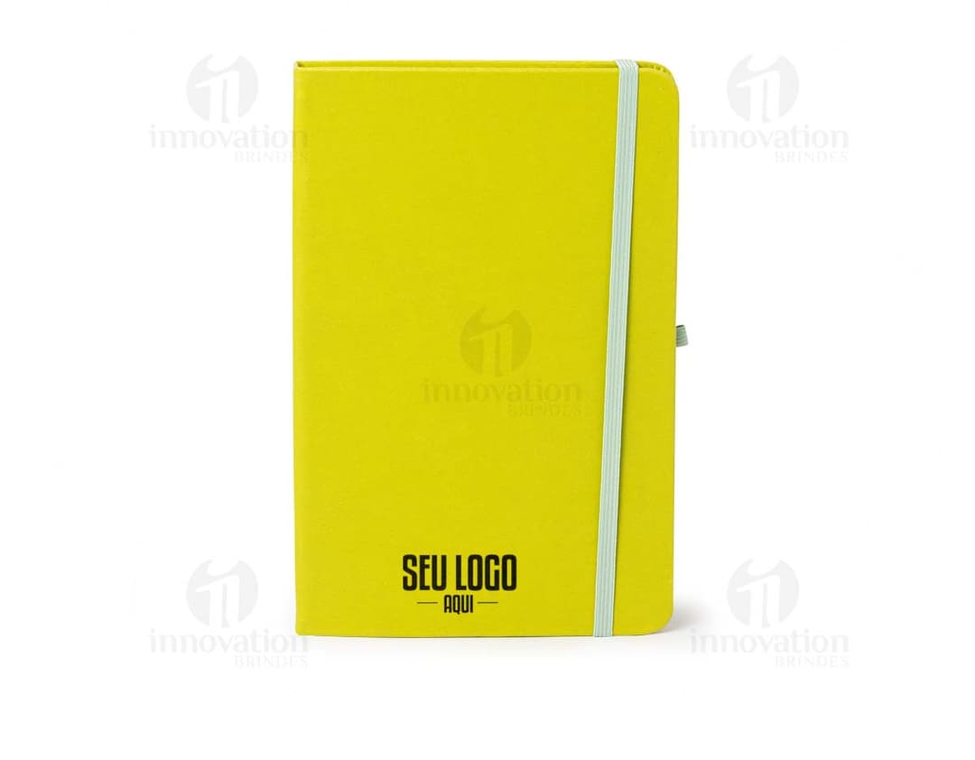 Caderneta de couro sintético vazia em um escritório amarelo, com espaço para inserir notas e documentos.