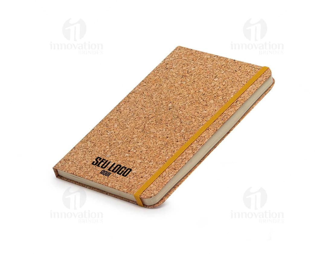 Caderneta couchê antiga de papel marrom envelhecido, textura áspera e manchada, vazia, com aspecto vintage e sujo. Páginas amareladas e desgastadas, remetendo a um material isolante e de construção.