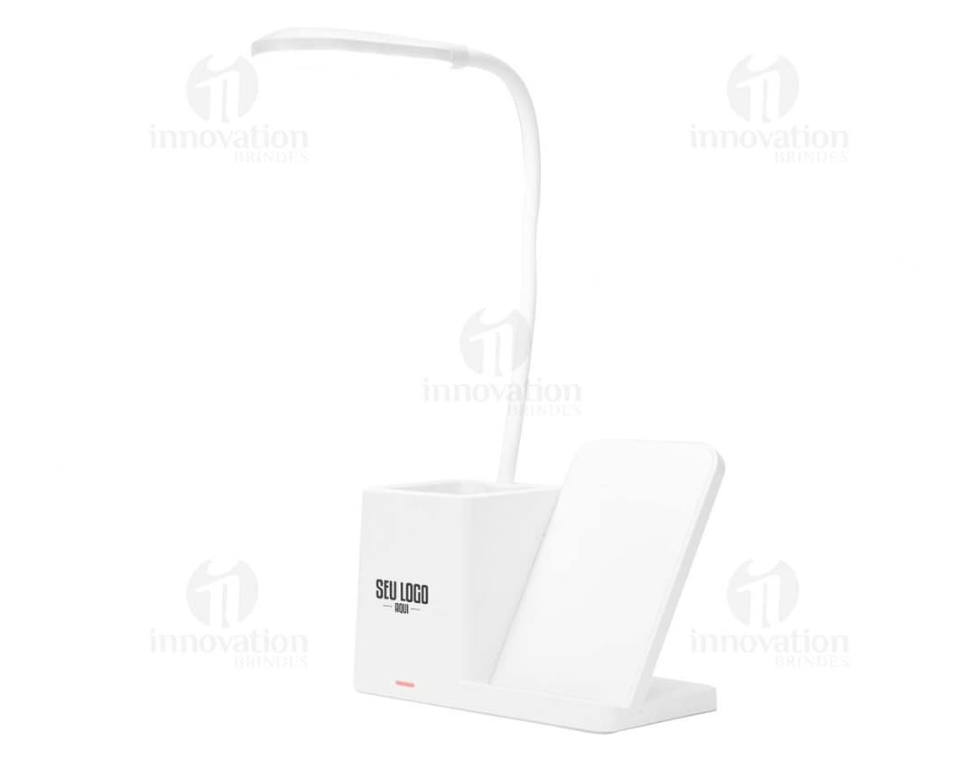 Luminária LED Multifuncional: Imagem de papel em branco, com design vazio de escritório contendo elementos gráficos como ícones, símbolos e espaço em branco para escrever mensagens ou notas. A imagem inclui objetos de escrita como notebook, envelope, post it, cartão e etiqueta, com um estilo moderno e educativo. Cores predominantes são o rosa, prateado e metalizado, com reflexos brilhantes.