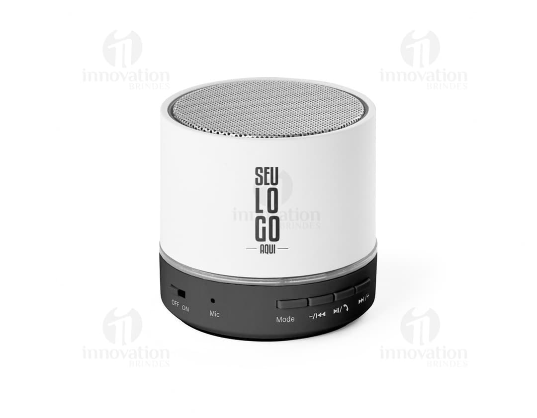 Caixa de som em ABS reciclado empilhada em um recipiente de metal, juntamente com CDs, filtros de óleo e outros objetos.