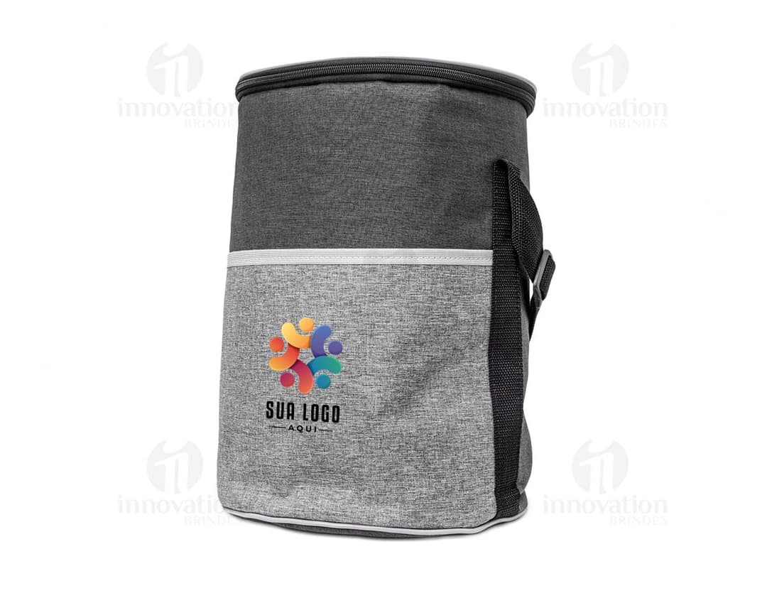 Bolsa térmica de 16 litros em metal e couro preto, com detalhes em prata e marrom. Possui alça de transporte, fecho de zíper e compartimento interno para armazenamento de objetos pessoais. Ideal para manter alimentos e bebidas quentes ou frios por mais tempo.