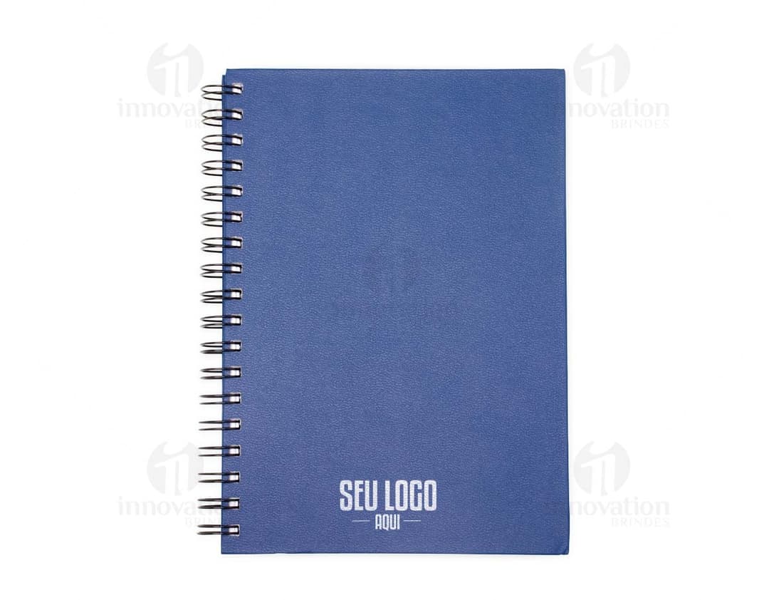 Caderno Cromato em design preto, com páginas em branco para anotações e espaço para adicionar mensagens e listas. Possui capa de proteção marrom em textura de madeira e anéis para manter as páginas organizadas. Ideal para uso no escritório, estudo ou reuniões de negócios.