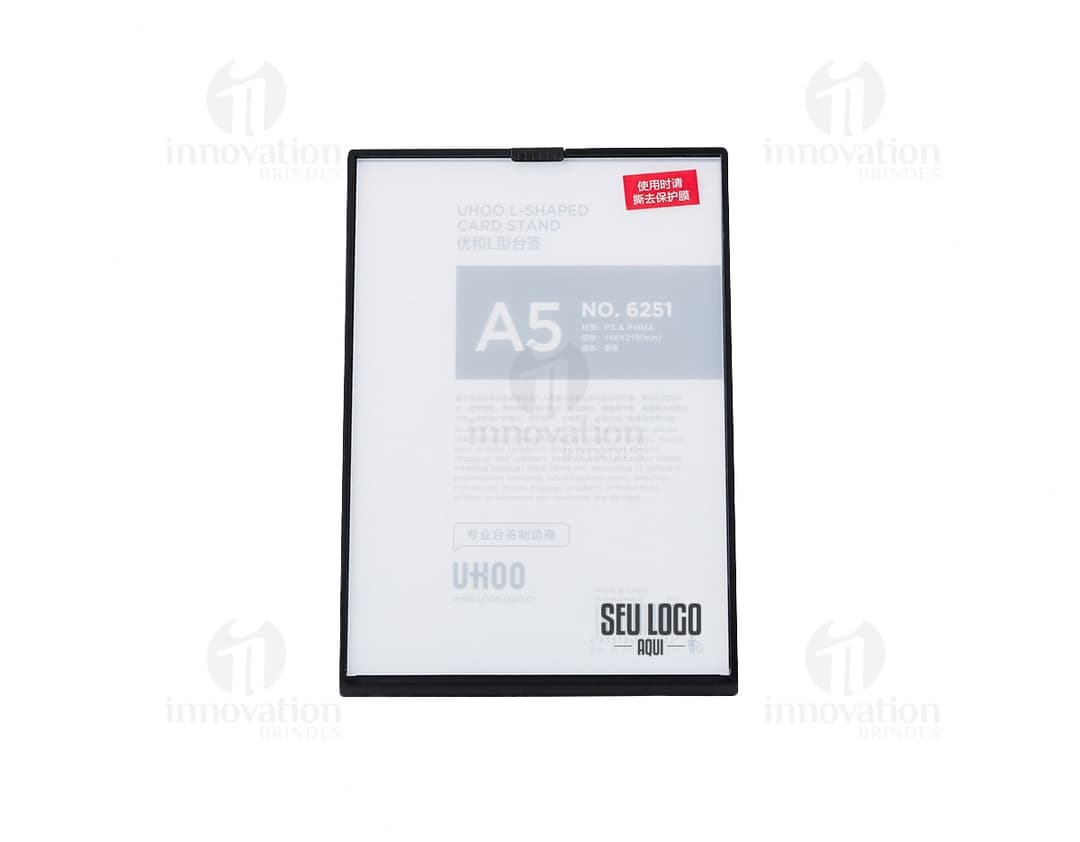 Expositor Acrílico A5 em um design moderno e limpo, com espaço para inserção de informações e elementos gráficos. Ideal para exibição de cartões, menus ou informações corporativas em um site de negócios.