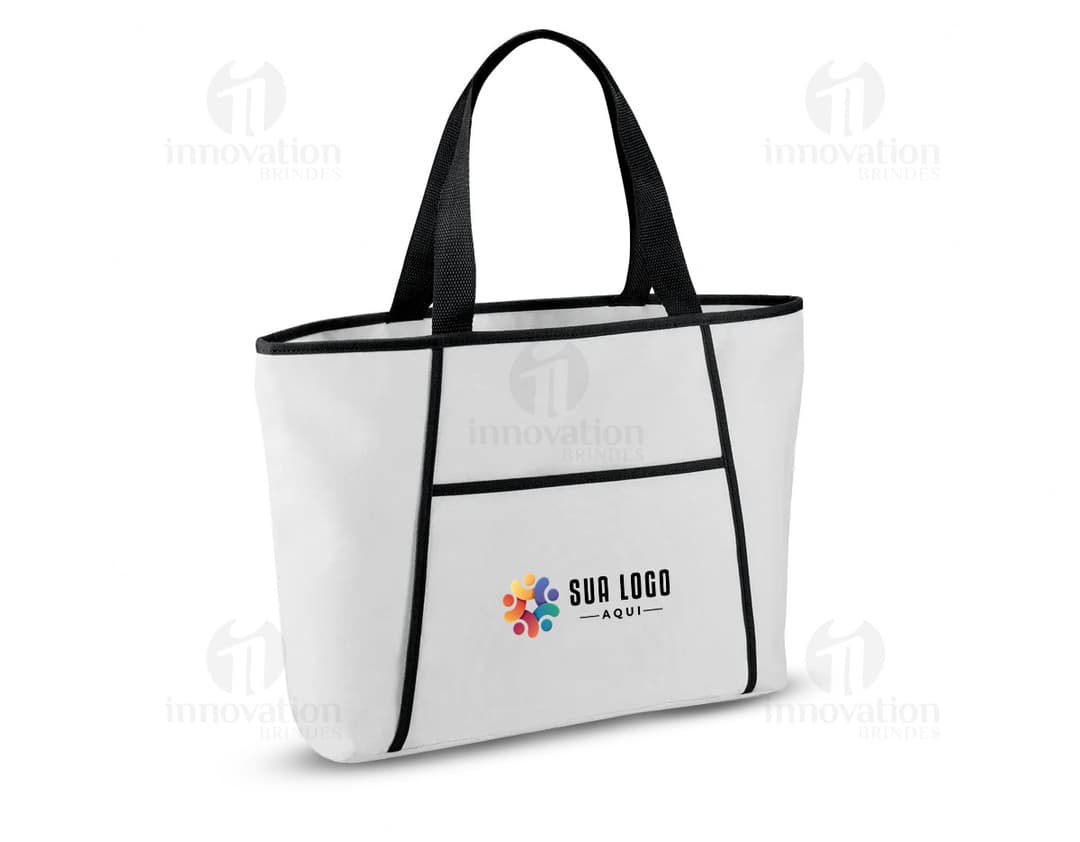 Sacola térmica 9 L preta em design 3D, com alça de metal e plástico. A sacola está vazia e possui um símbolo de carrinho de compras no topo, indicando seu uso em compras. Ideal para manter alimentos frescos durante o transporte.