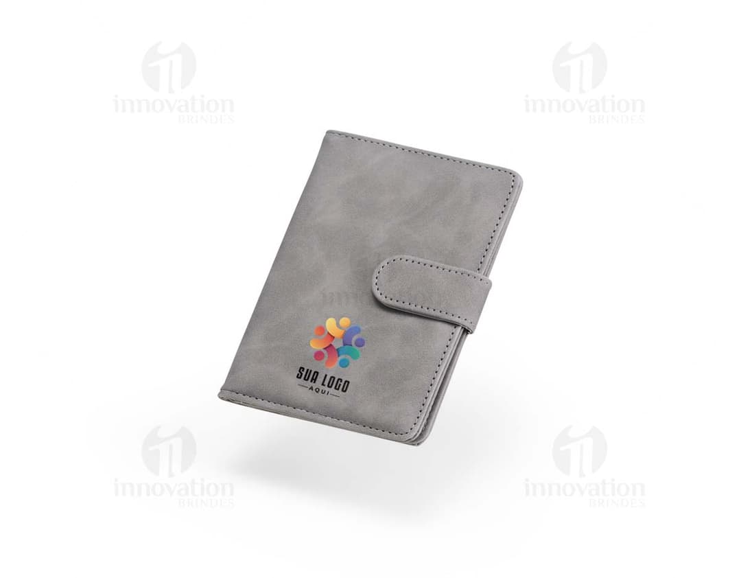 Porta-passaporte em Couro Sintético de cor preta, com costura em destaque e espaço interno para inserir o passaporte.