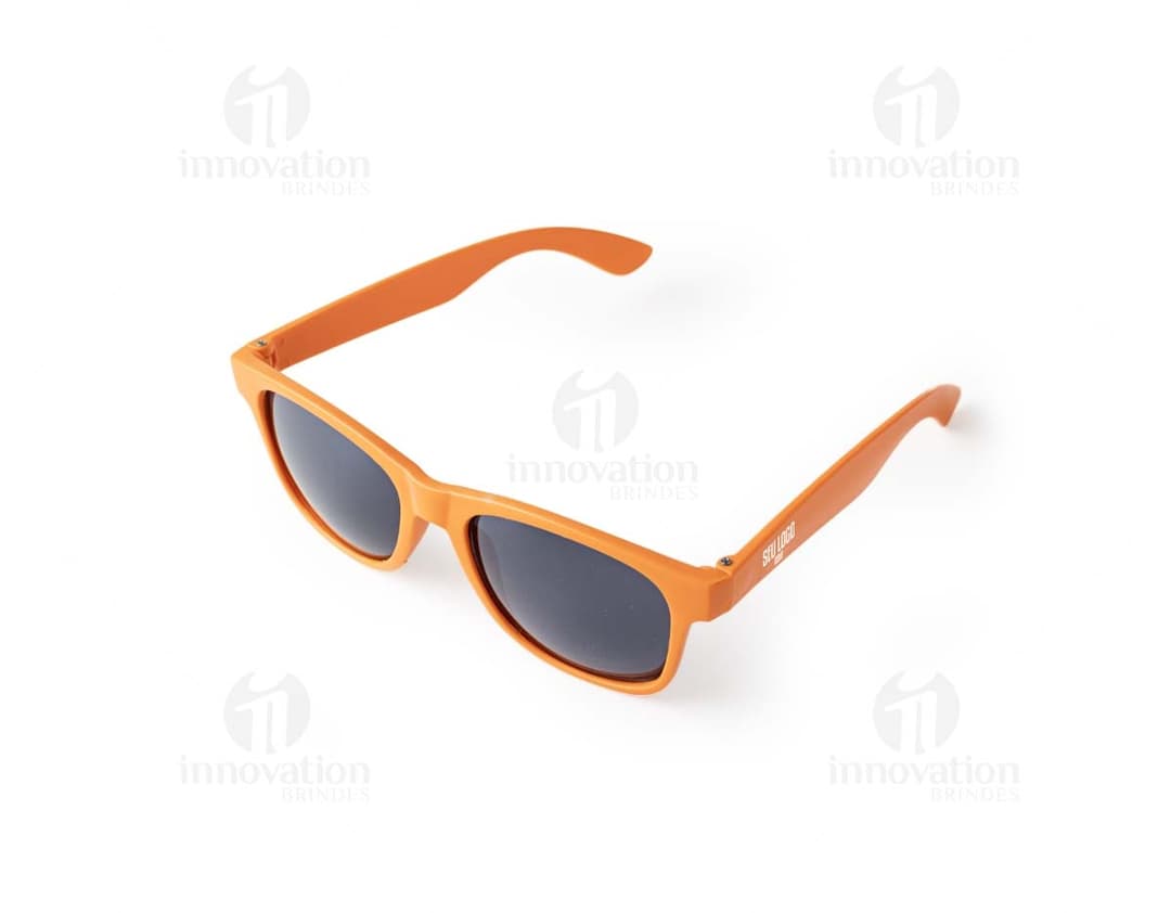 Óculos de sol de plástico preto, moderno e elegante, com lentes escuras para proteção contra os raios ultravioleta. Estilo cool e fashion para uso durante o verão, acessório de proteção para os olhos com design atrativo e versátil.