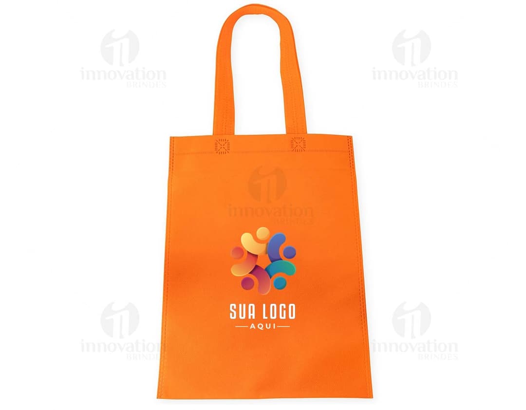 Sacola TNT em tecido não tecido na cor verde, com alças reforçadas e fechamento por zíper.