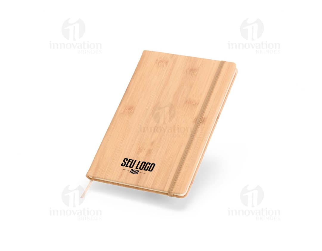 Caderneta em PU na cor preta com fecho de elástico e detalhes em dourado.