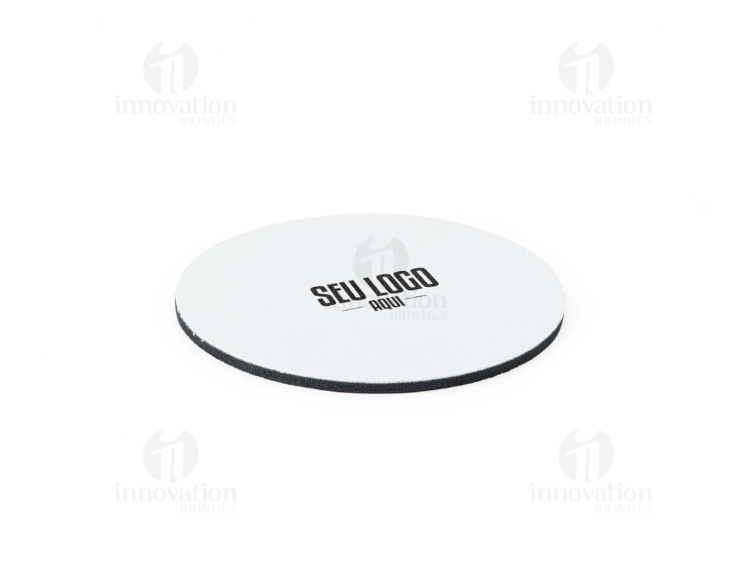 Porta-Copos de Couro Sintético em formato redondo e cor marrom escuro, ideal para proteger a superfície de mesas e móveis.