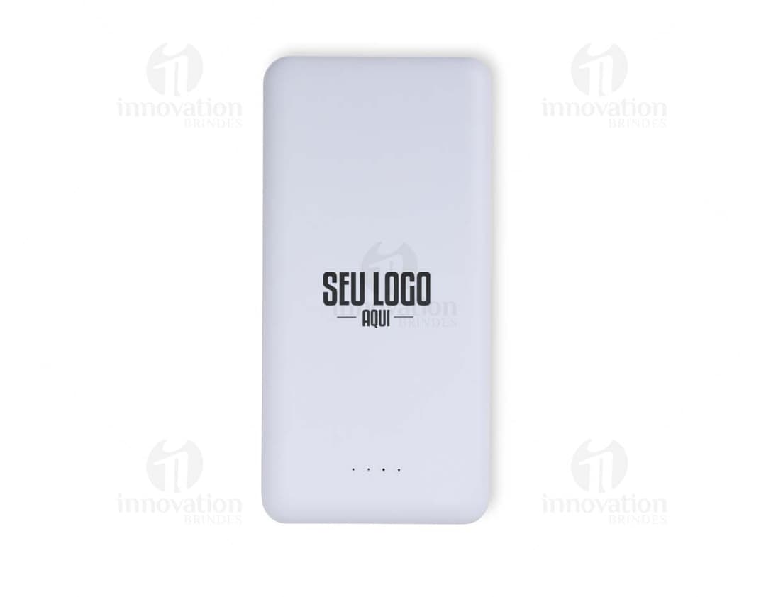 Power Bank 10.000mAh preto com indicador de bateria e duas portas USB para carregamento rápido.