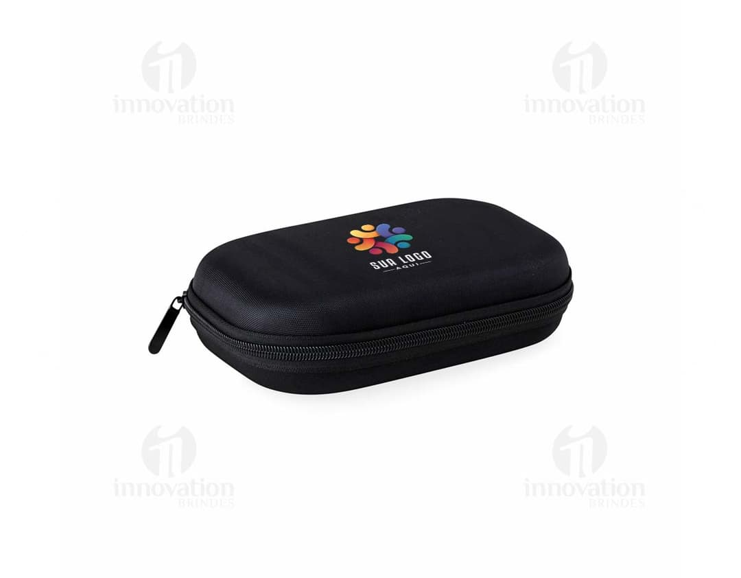 Estojo de nylon preto com zíper e alça, ideal para armazenar materiais escolares ou de escritório.