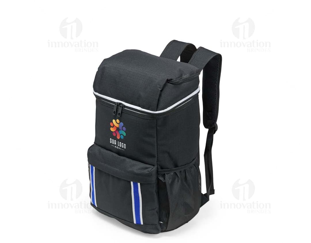Mochila térmica com capacidade para 18 litros, na cor azul marinho, feita de material resistente e com alça ajustável.