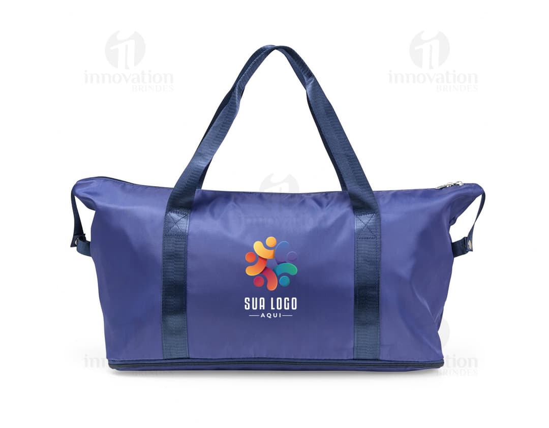 Bolsa esportiva feita de poliéster com capacidade de 32 litros, na cor preta, com alça ajustável e fecho de zíper.