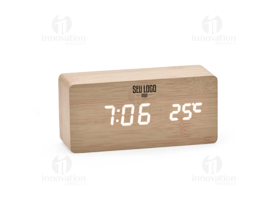 Relógio despertador com painel LED mostrando a hora e a temperatura ambiente. Cor prata e design moderno.