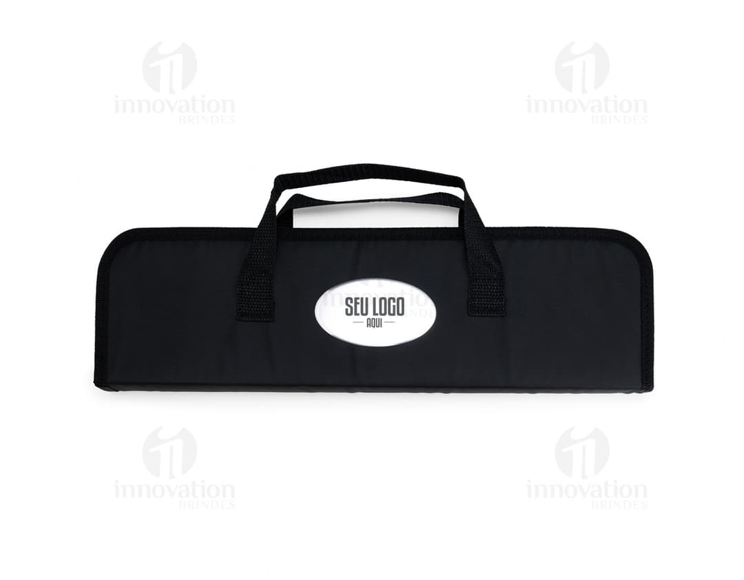 Kit Churrasco 5 Peças - Conjunto contendo faca, garfo, pinça, espátula e escova para churrasco em fundo de madeira.