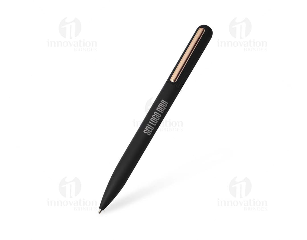 Caneta metálica prateada com detalhes em metal dourado e tinta azul.