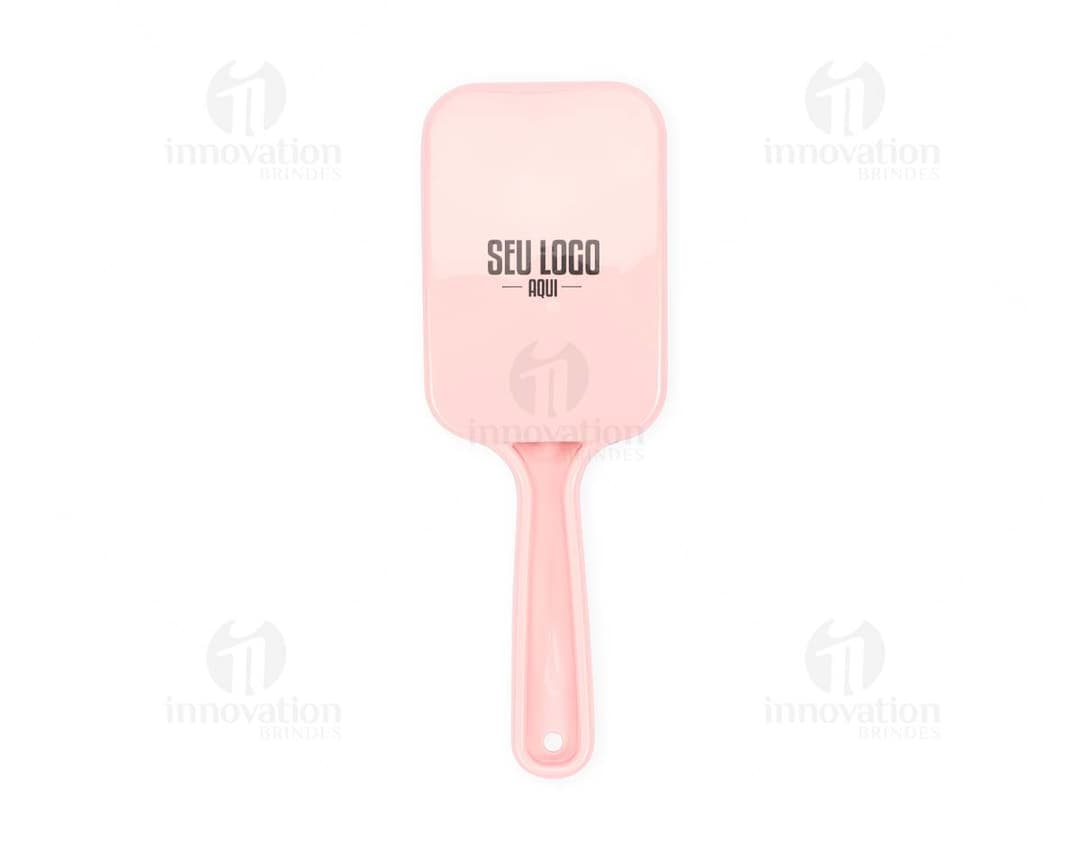 Escova raquete com cerdas de plástico e cabo verde.