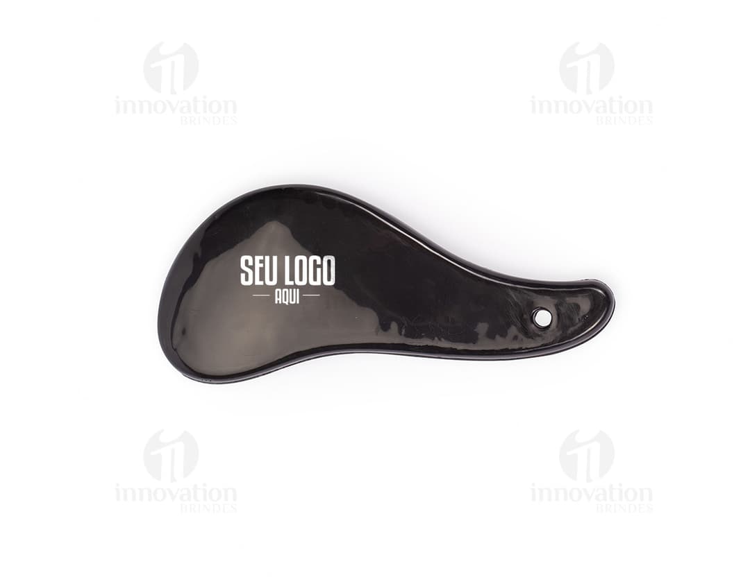 Uma imagem do produto Escova Mágica, com design moderno e cerdas firmes para pentear os cabelos com facilidade.