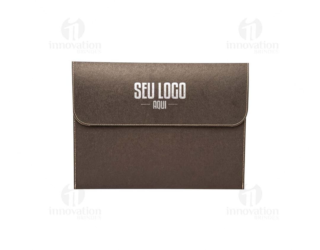 Pasta envelope ecológica na cor verde com fecho de botão.