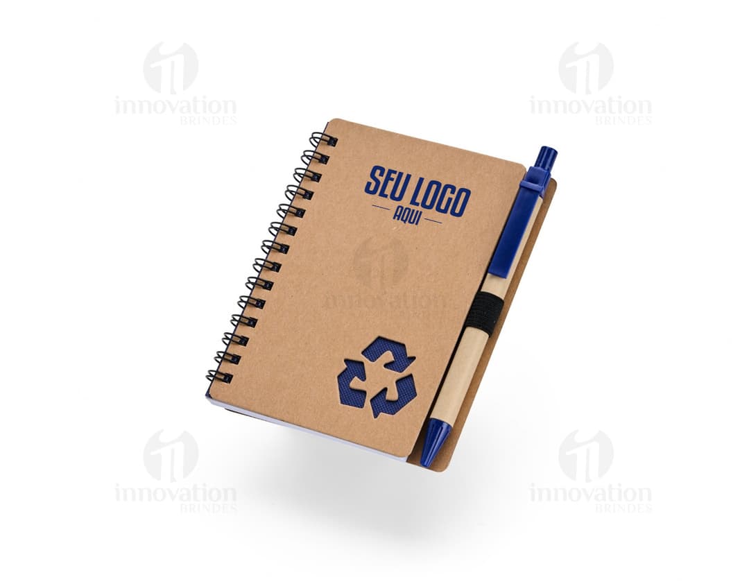 Caderno Ecológico com Caneta em fundo branco.