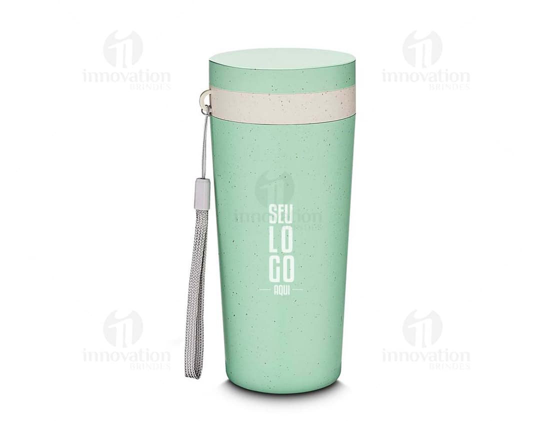 Copo plástico transparente com tampa e canudo.