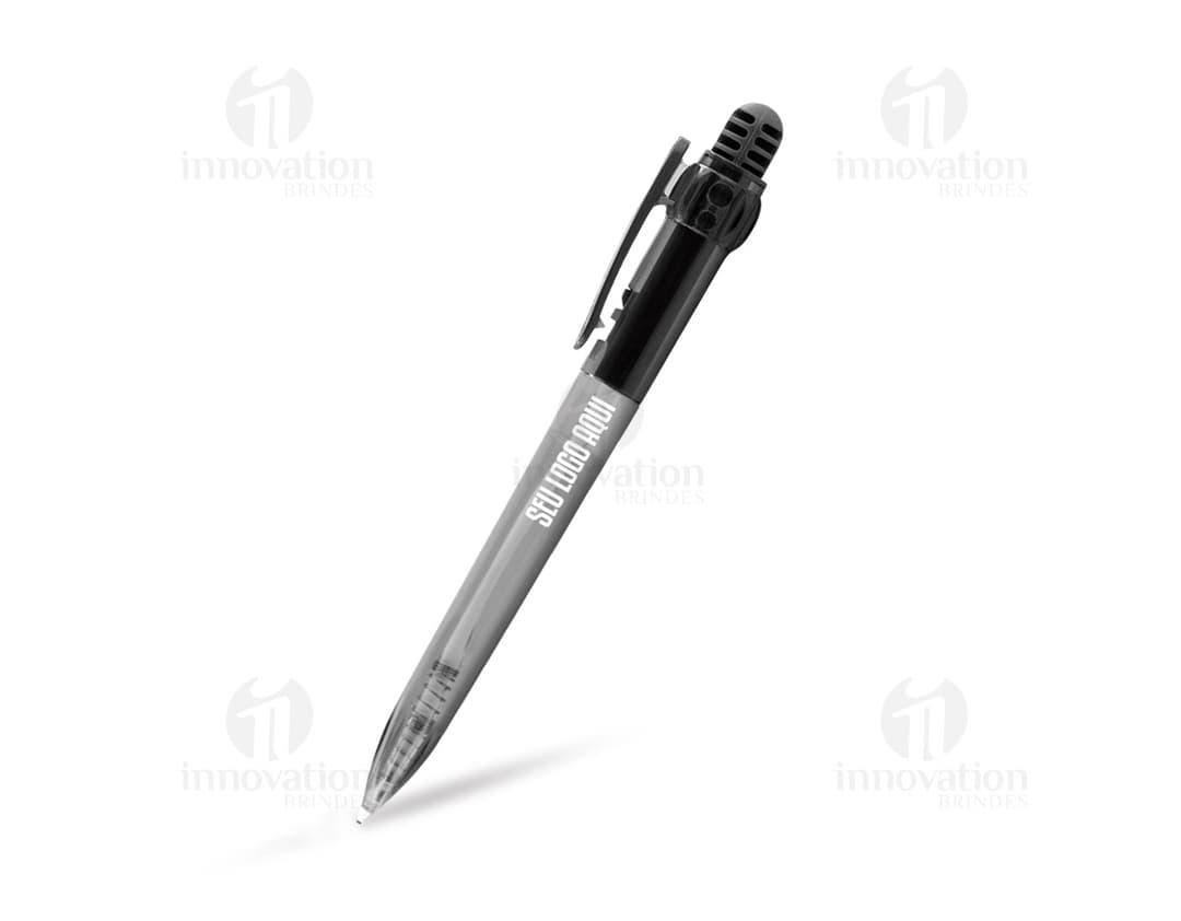 Caneta plástica azul com tampa transparente sobre um fundo branco.