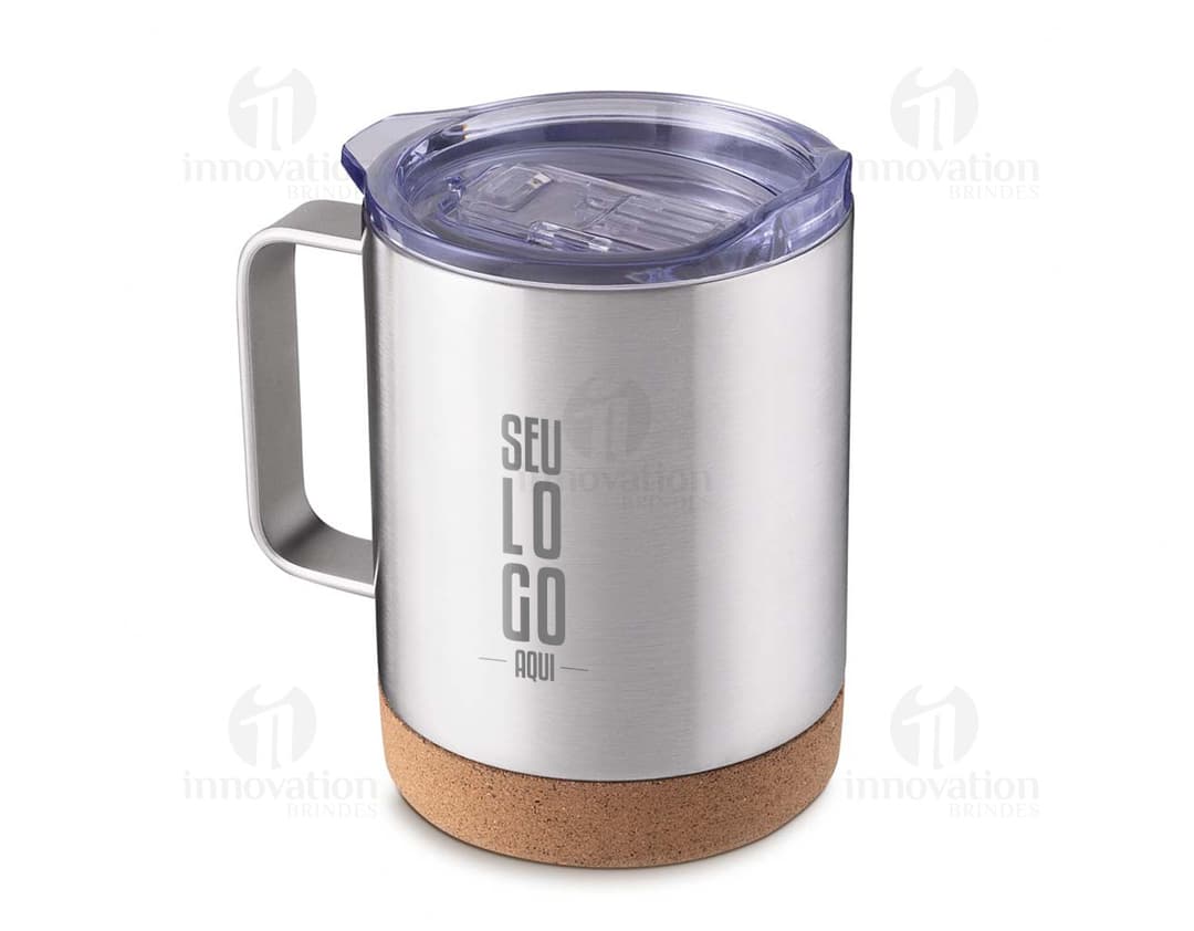 Caneca Térmica em metal prateado e vazio, com design 3D e brilhante. Ao redor, há objetos como lâmpada, garrafa, lata e binóculos. Reflete a tecnologia e praticidade do produto.