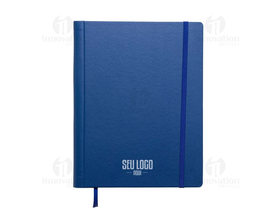 Caderneta de couro sintético para anotações, com design moderno e espaçoso. Perfeita para armazenar dados, informações e documentos importantes. O equipamento possui capa preta, fecho em metal prateado e espaço para guardar papéis e cartões. Ideal para manter a organização no escritório ou em casa.