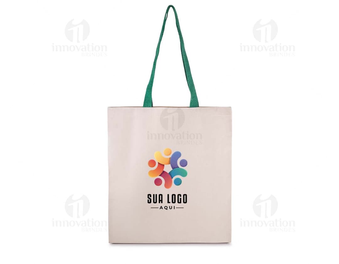 Sacola em Algodão marrom vazio, em um fundo branco. A sacola tem alças e possui um design elegante e casual. Ideal para presentes, compras e transporte de objetos.