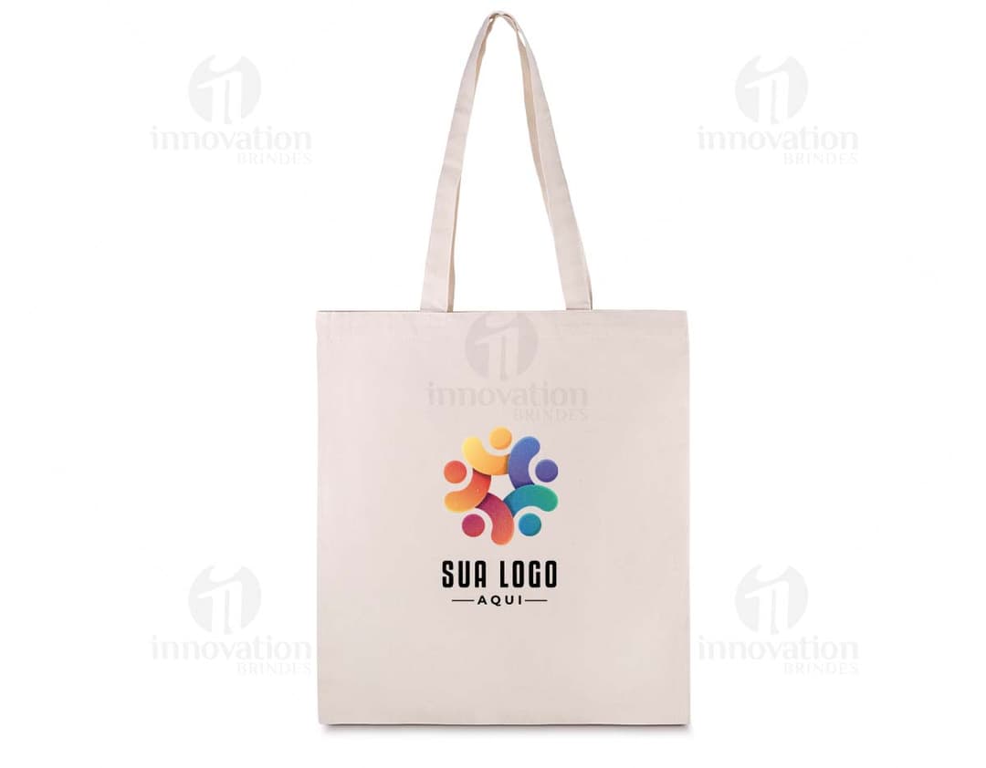 Sacola em algodão marrom com alça de couro, fecho de zíper e detalhes em metal. Produto moderno e elegante, ideal para compras e presentes. Elegância e segurança em um único acessório.