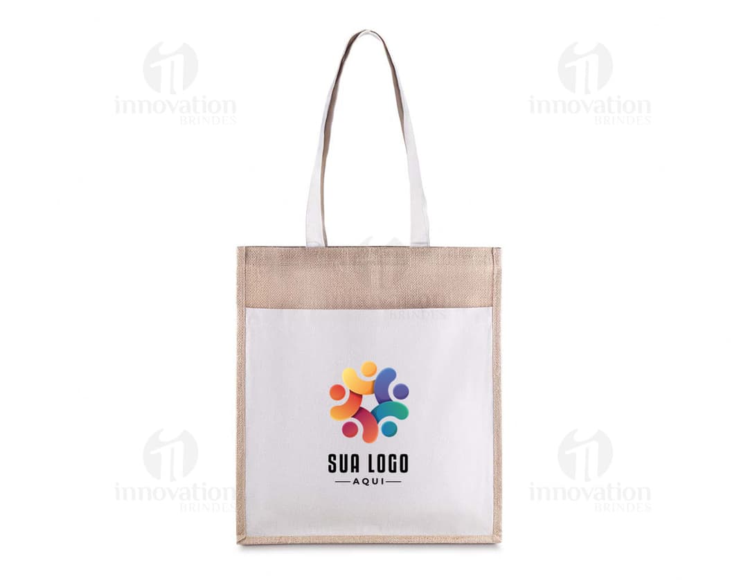 Sacola de juta marrom com alça amarela vazia, pronta para transporte de compras em uma loja de varejo. Ideal para embalagem de presentes e compras de fashionistas conscientes.