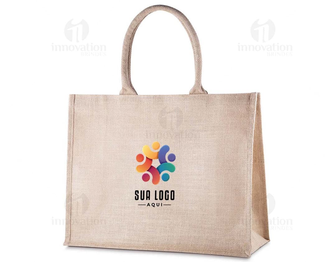 Sacola em juta marrom com fecho de ziper e alça de couro. O design elegante e resistente oferece segurança para suas compras, trazendo um toque de luxo ao seu estilo. Ideal para uso pessoal ou como presente, garantindo proteção e praticidade em suas aquisições.