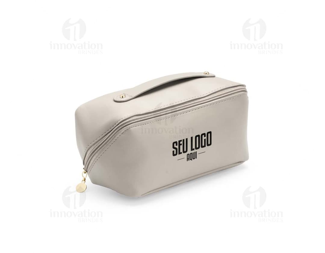 Nécessaire em couro preto aberto, contendo dinheiro, cartão de crédito e equipamentos pessoais.