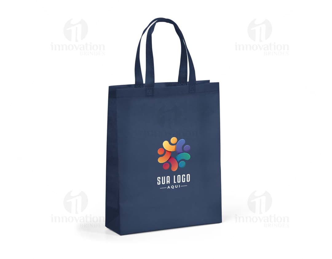 Sacola non-woven marrom e amarela, vazia, com alças e etiqueta de preço. Representação de um produto de luxo para compras e presentes.