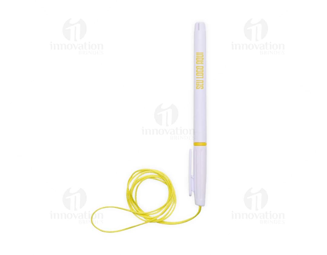 Caneta plástica com cordão, objeto de escrita em plástico preto, com design ajustável e cordão para fixação. Ideal para uso em escritórios, escolas e em casa.